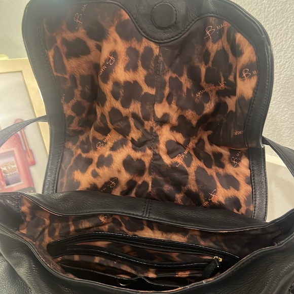 B Makowsky purse 100% Genuine leather very soft - black and gold hardware - Picture 11 of 13